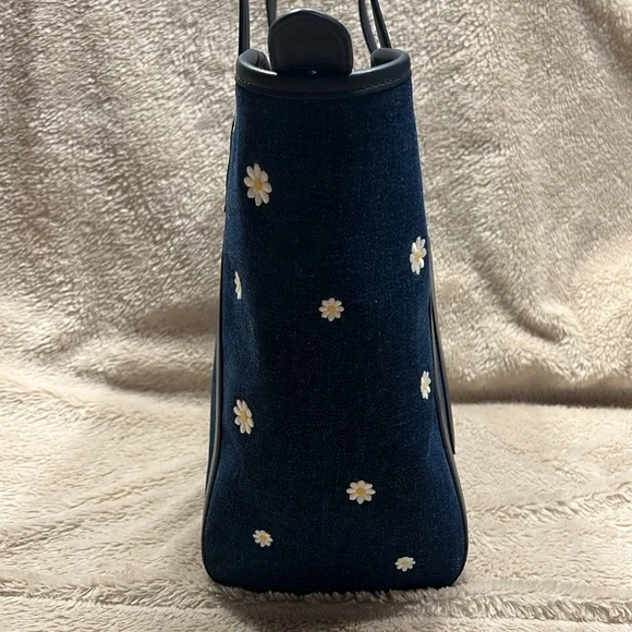 KATE SPADE NEW YORK Slide Daisy Tote - Picture 7 of 17